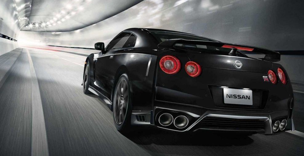 Nissan GT-R R35 fekete használt sportautó eladó nagy sebességgel egy alagútban