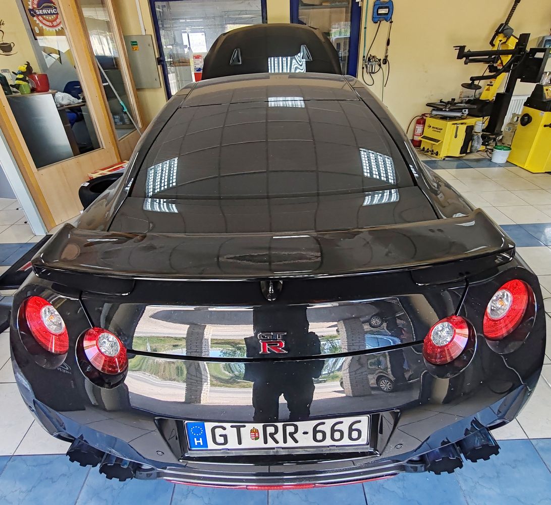 Nissan GT-R R35 fekete használt sportautó hátulról szervizben Érden