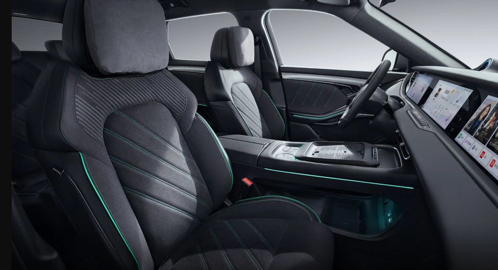 Voyah Free REV 318 prémium SUV modern digitális műszerfal és első ülések belső tér